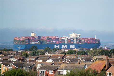 Hmm algeciras входит в порт роттердама. World's biggest container vessel HMM Algeciras arrives in ...