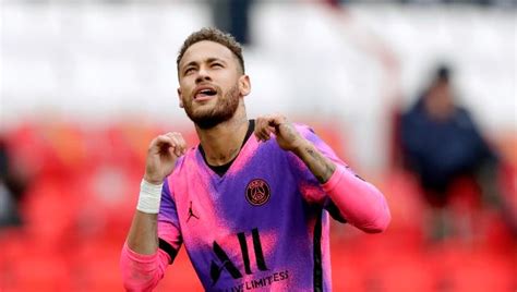Neymar Ligue 1 Brazilian Forward Neymar Signs Three Year Contract