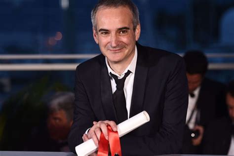 Olivier Assayas partage son Prix de la mise en scène avec Cristian Mungiu