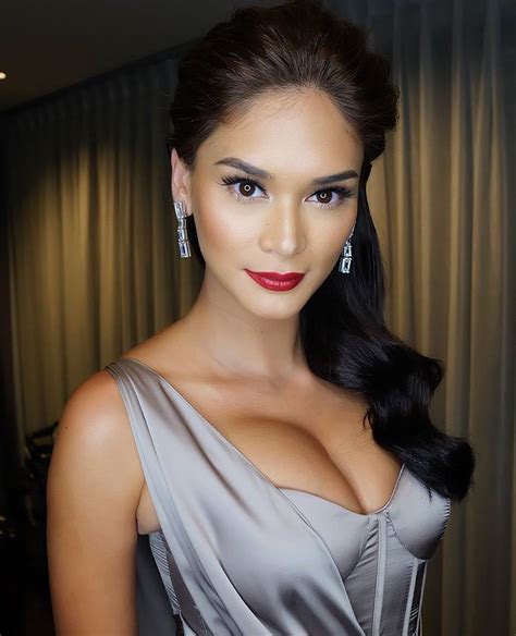 Miss philippines pia alonzo wurtzbach reacts to the announcement establishing her as miss universe 2015 on stage during the 2015 miss universeu00a8 show at planet hollywood resort u0026. A Step-By-Step Guide To Achieve Pia Wurtzbach's Red Carpet ...