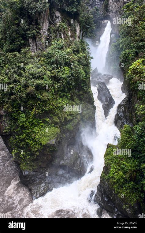 Pailon Del Diablo Bergfluss Und Wasserfall In Den Anden Banos
