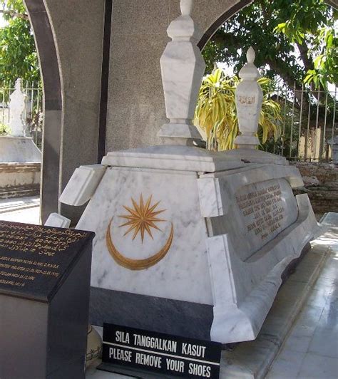 It was originally the official residence of the british consul, and later became the official residence of malaysia's first prime minister tunku abdul, and now it is a free memorial for the father of the malay. Maharum Bugis Syah (MBS): Mengapa Al-Marhum Tunku Abdul ...