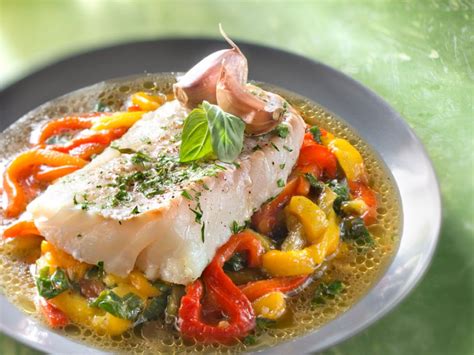 Steamed Cod Fillets With Bell Peppers And Garlic Recipe Eatsmarter