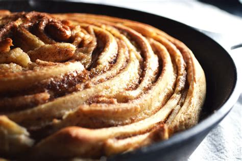 Giant Skillet Cinnamon Roll Step By Step The Diy Foodie