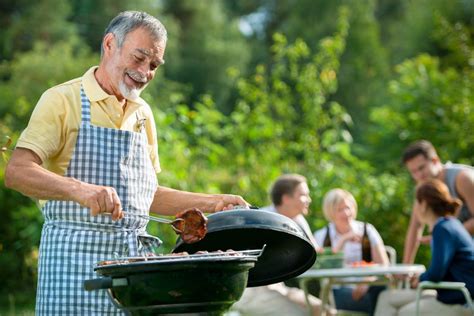 Die auswahl ist mittlerweile riesig und die entscheidung für einen grill gar nicht so einfach. Der passende Grill für Garten, Terrasse und Balkon ...