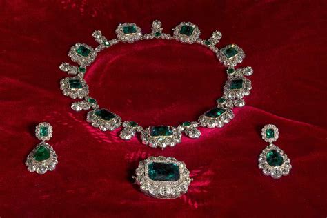 Queen Victorias Emerald Tiara Goes On Display