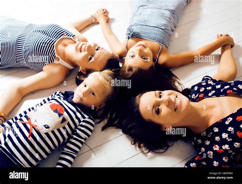 Mature Hermanas Gemelas En Casa Con La Hija Peque A Familia Feliz Fotograf A De Stock Alamy