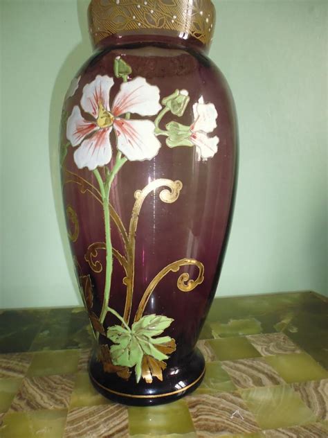 Vase en verre émaillé à décors de fleurs en relief et motifs dorés