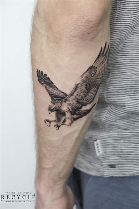 Pin By Juan Manuel On Hawk Tattoo Hawk Tattoo Tattoos Hand Tattoos