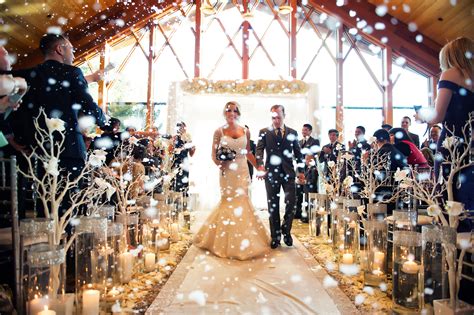 22 Magical And Romantic Winter Wedding Decorating Ideas