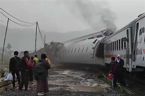 Tabrakan Kereta Commuter Line Bandung Raya Dan Ka Turangga Mengakibatkan 2 Gerbong Rusak