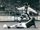 Wim Suurbier: rennend langs de zijlijn en feestend met George Best - NRC