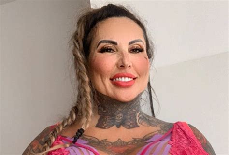 Sabrina Boing Boing posa de sutiã extra GG após 6 litros de silicone