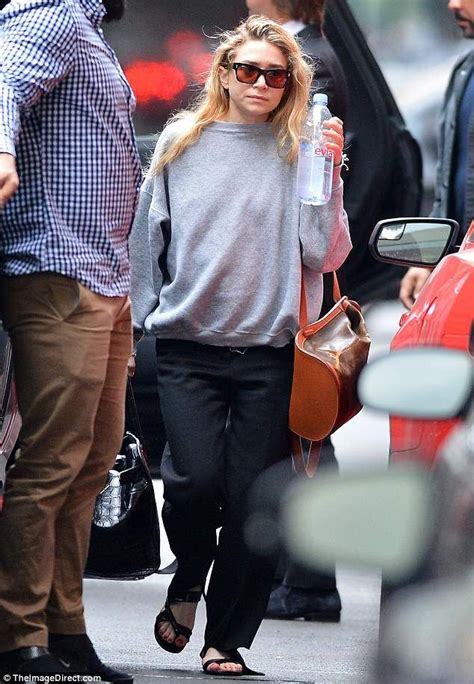Mary Kate Olsen Wears Ny Chic Look As Sister Ashley Goes Boho Casual