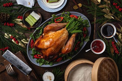 The first and most important thing to note is that the dinner is basically the same as an american thanksgiving turkey roast. Most Popular British Christmas Dinner / British Christmas Traditions Americans Have Never Heard ...