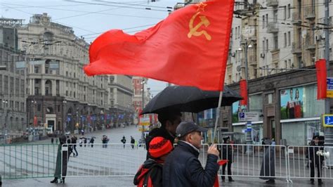 More Than Half Of Russians Want New Soviet State Poll