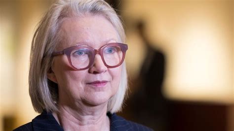 Monika Schnitzer „wirtschaftsweise“ Gegen Boni Zahlungen Bei Unternehmen Die Von