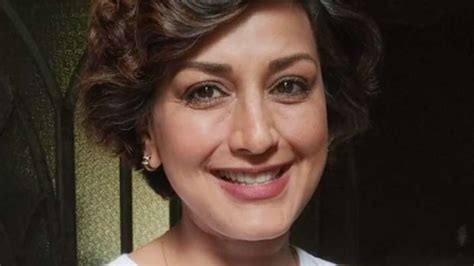 Bollywood actor sonali bendre rang in 2020 in a special way. Sonali Bendre writes 'Note To Self' on World Cancer Day ...