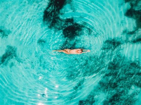 Mujer Delgada Desnuda Posando Bajo El Agua En Un Océano Azul