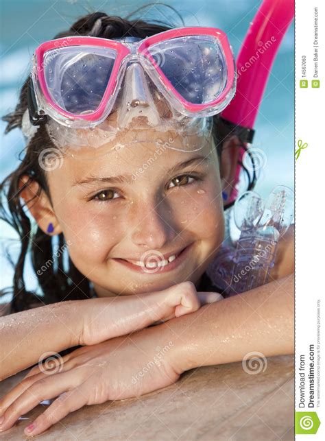 Muchacha En Piscina Con Los Anteojos Y El Tubo Respirador Foto De