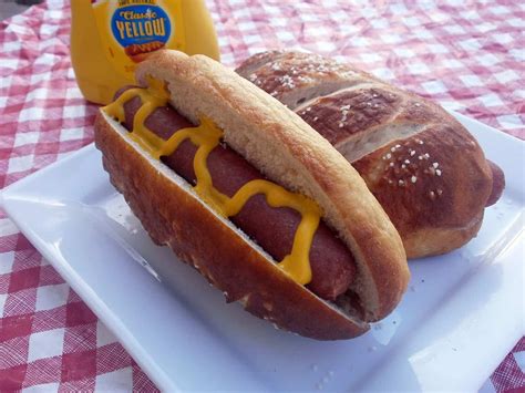Sodium in a hot dog bun. Jeff Mauro's (Sandwich King) Pretzel Hot Dog Buns