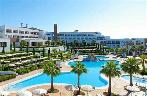 En nuestro complejo contamos con 305 cómodos apartamentos totalmente equipados de uno y dos dormitorios, rodeados de una naturaleza única. Un hotel de El Rompido recibe un premio de un portal de ...