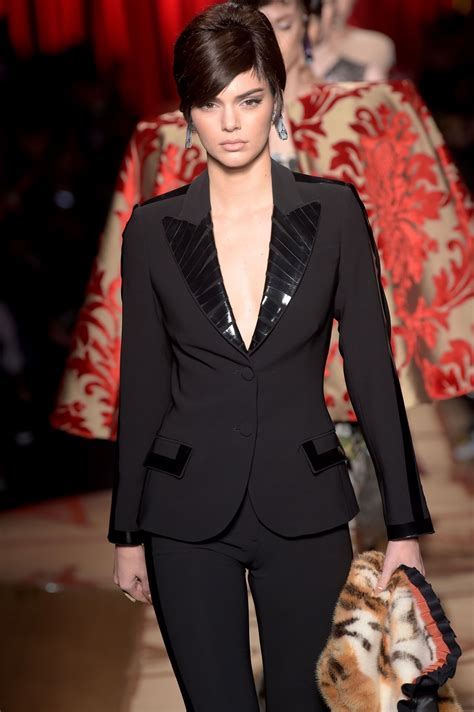 Kendall Jenner Hit The Catwalk For Moschino Milan Fashion Week 223