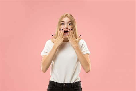 hermosa mujer mirando sorprendido aislado en rosa foto gratis