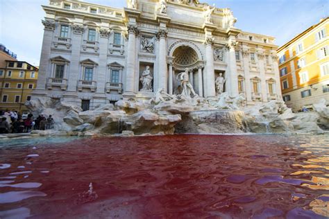 Italian activist pours red dye into Rome's Trevi Fountain | Toronto Star
