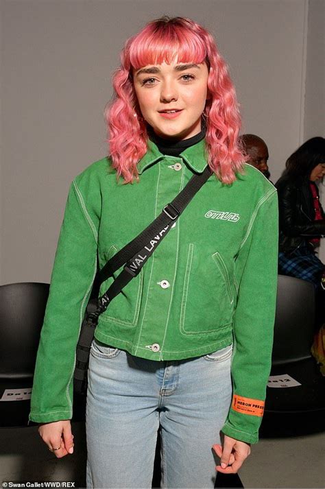Game Of Thrones Maisie Williams Rocks Her Pink Hair At Fashion Show