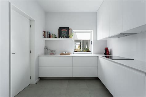 Fehér konyhabútor szürke padlóval - HOMEINFO.hu
