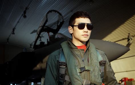 After performing a reckless maneuver during a civilian air show, captain jung tae yoon (rain) is demoted to the 21st fighter wing, which is under the command of fellow top gun major lee cheol. koreancrazed: Soar Into the Sun aka Return to Base (R2B ...