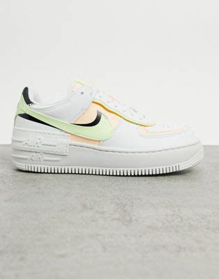 Nike's new 'shadow' range is inspired by women who are forces of change, updating several familiar styles with practical and cool details. Zapatillas en blanco, rosa y verde Air Force 1 Shadow de ...