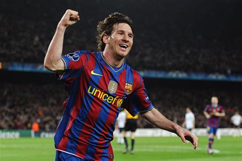 What's the latest transfer news involving lionel messi? Superstar Lionel Messi hands FC Barcelona a transfer request