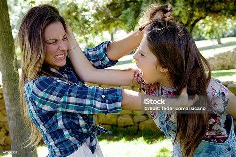 Zwei Teenager Freunden Kämpfen Im Park Wütend Ziehen Langes Haar