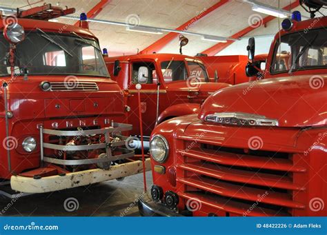 Pożarnicze Stare Ciężarówki Zdjęcie Editorial Obraz Złożonej Z