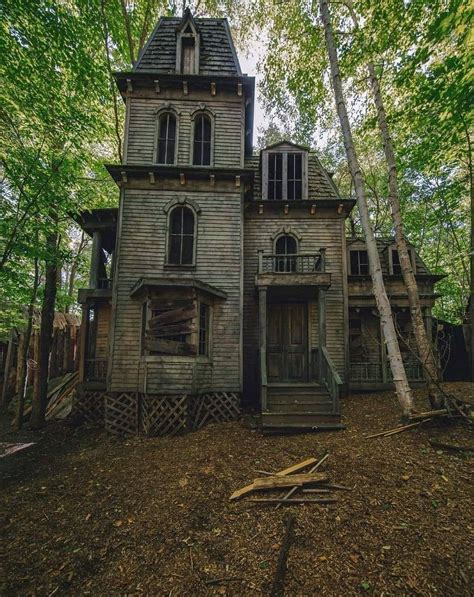 Pin By Lindsey Nicole On Beautifully Abandoned In 2020 Forest House Abandoned Houses Creepy