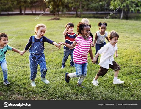 Niños Jugando En El Parque Fotografía De Stock © Rawpixel 155548780
