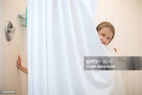 Girls Taking Showers Stock Fotos Und Bilder Getty Images