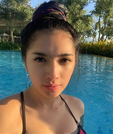 7 Potret Angel Karamoy Pose Di Kolam Renang Makin Hot Pesonanya Langsung Bikin Gagal Fokus