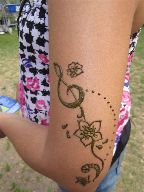It's astonishing in all it's glory. India Festival at Center Island | Henna tattoo