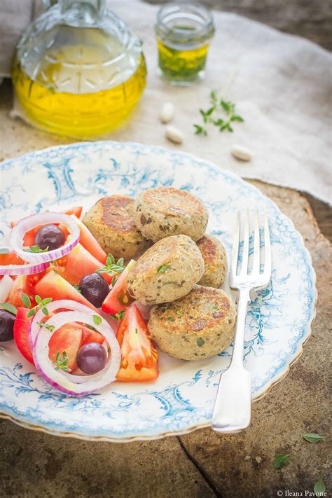 Io le ho fritte ma in alternativa potete anche cuocerle in forno a 180°. Polpette di melanzane e fagioli | Ricetta (con immagini ...