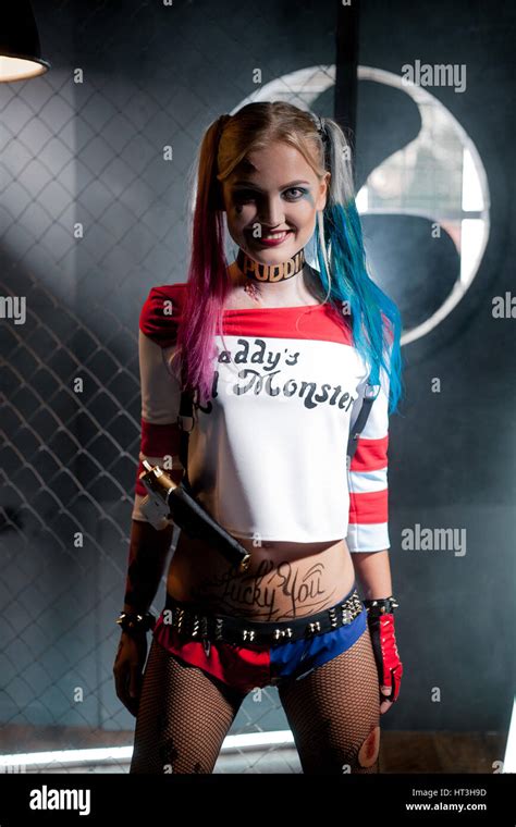 Lächelndes Mädchen In Tracht Harley Quinn Cosplay Stockfotografie Alamy