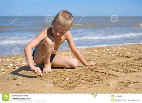 Ragazzo Che Gioca Con La Sabbia Sulla Spiaggia Immagine Stock Immagine Di Ragazzo Giorno