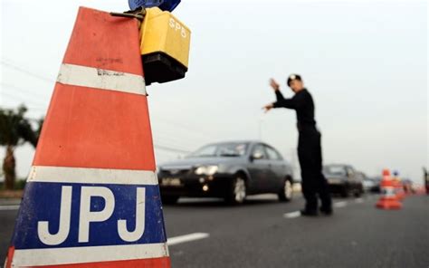Alinemen jalan datar dan lurus kondisi lalu lintas pada segmen jalan tidak terpengaruh oleh antrian kendaraan akibat adanya persimpangan. Mahu lapor kesalahan trafik? Ikuti garis panduan dari JPJ ...