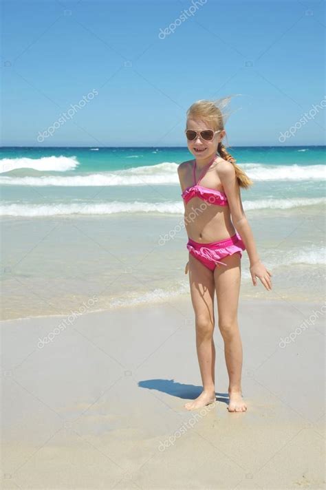 Niedliche Kleine Blonde Mädchen Am Strand Stockfotografie Lizenzfreie Fotos © Keira01