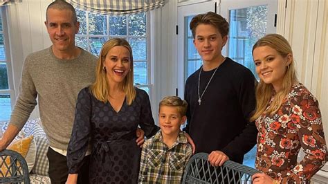 Reese Witherspoon S New Family Photo Has Fans Doing A Double Take HELLO