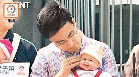 Kwok is a member of the hong kong federation of trade unions. 中環出更：郭偉強抱假B 父愛滿瀉 - 東方日報