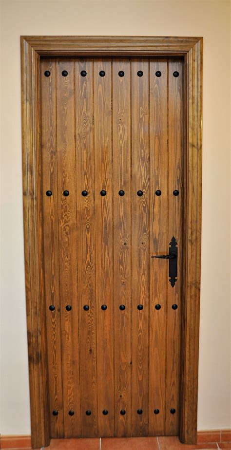 Puerta rustica con clavos gitanos,idonea para cortijo o chalet
