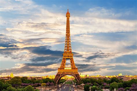 في سنة 1885 أٌعلن في باريس عن مسابقه لتقديم إقتراحات لبناء صَرح يمتد برج ايفل لإرتفاع 324 متراً, ويحتوي على ثلاث طبقات. برج إيفل في باريس من أجمل الأماكن السياحية في فرنسا - موقع ...